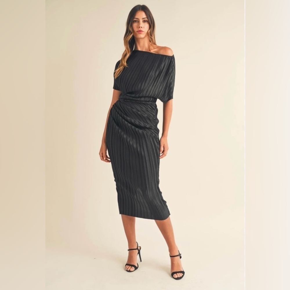 NWT Women’s Mable Black Pleated Midi Dress Size Medium